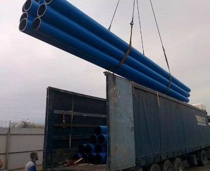 Unloading pipes on site