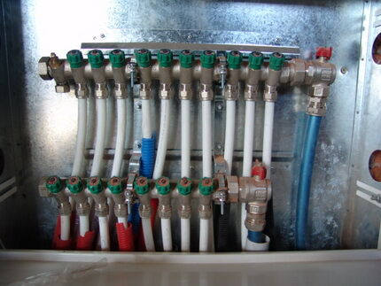 Manifold pipe routing