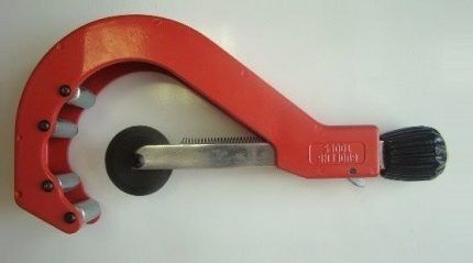 Roller pipe cutter
