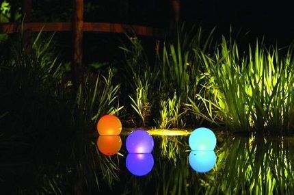 Illumination of the pond with solar lamps