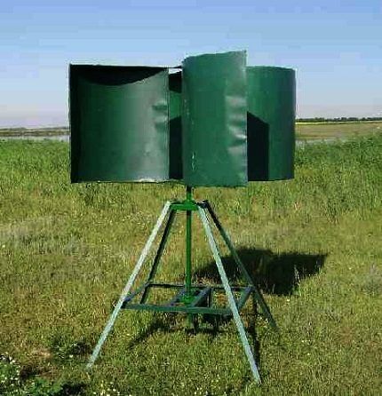 Zelfgemaakte windmolen van schroot