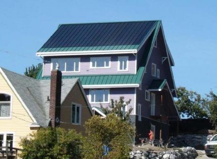 Paneles solares en el tejado de una casa.