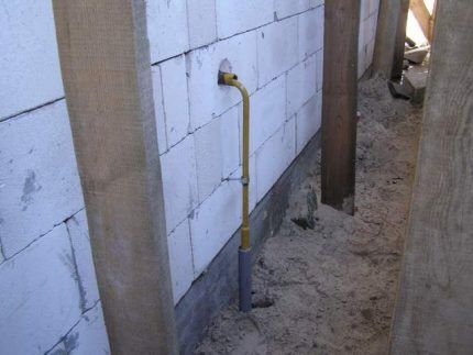 Inserting a gas pipe into the house