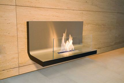 Open fireplace with protective screen