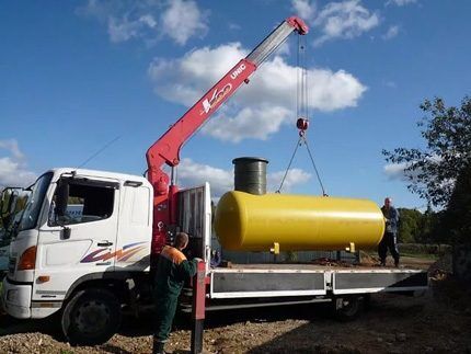 Lifting the tank with a crane