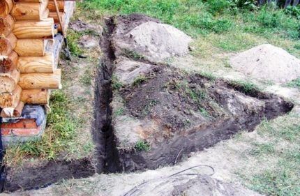 Trench para sa tatsulok na tabas