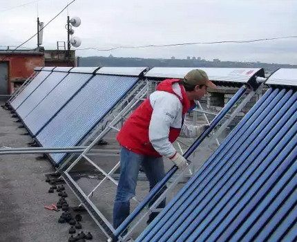 Installation of a frame under the collector on the roof