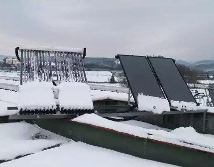 Πολλαπλή σκούπα κάτω από το χιόνι