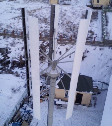 Éolienne verticale sur un mât en bois