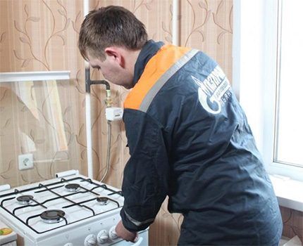 Apparatuurinspectie door een gasservicespecialist