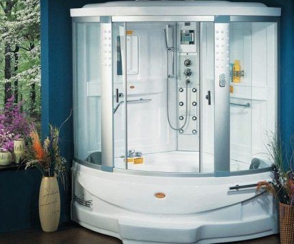 Hydrobox, combining the amenities of a bath and shower