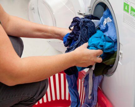 Sortir le linge après le lavage