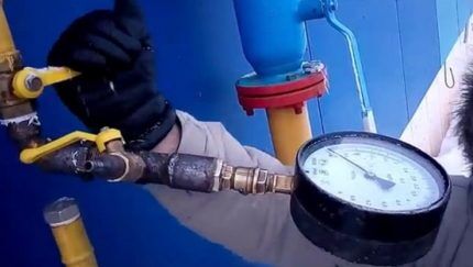 Pressure testing of a gas pipeline