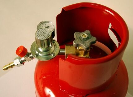 The principle of installing the reducer on a gas cylinder 