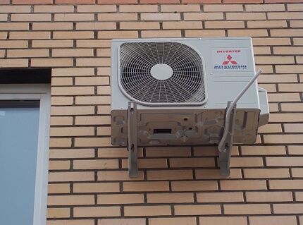 Installation en façade ventilée d'une unité extérieure