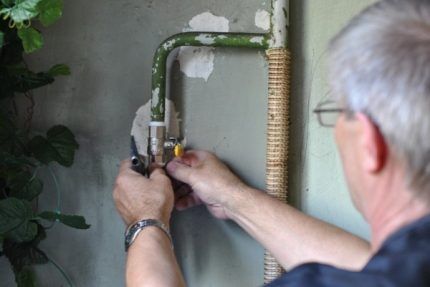 Tightening the thread when replacing a faucet