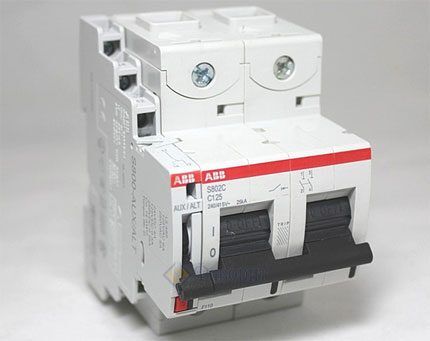 Double pole circuit breaker