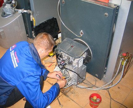 Master repairing a gas boiler