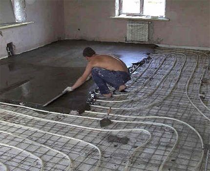 Pouring cement screed for heated floors