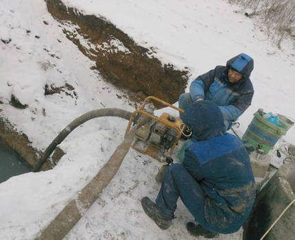 Pumping liquid from the reservoir