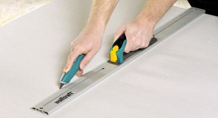 Cutting plasterboard sheet