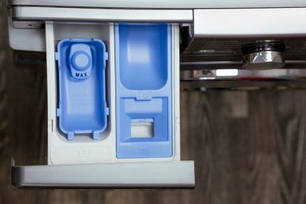 Dispenser met verwijderbare cel