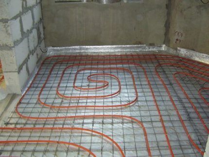Laying a heated floor pipe