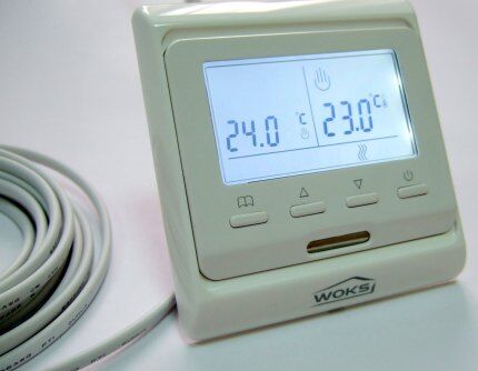 Electronic thermostat na may display