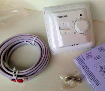 Mechanical thermostat with wired sensor