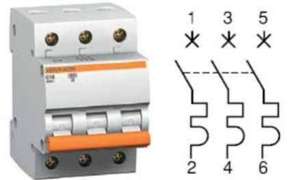 Three-phase circuit breaker
