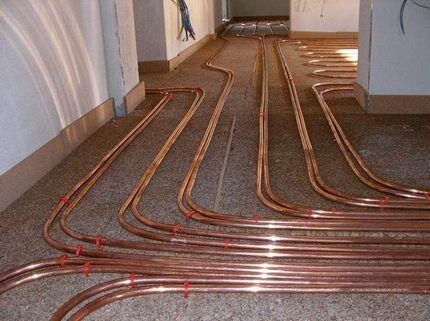 Warm floor using copper pipes