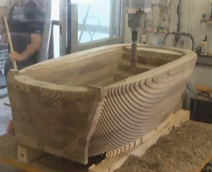 Making a bathtub in a carpentry shop 