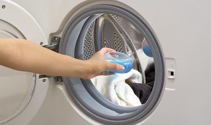 Liquid detergents for washing machines