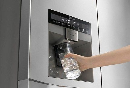 Modello con dispenser acqua e ghiaccio