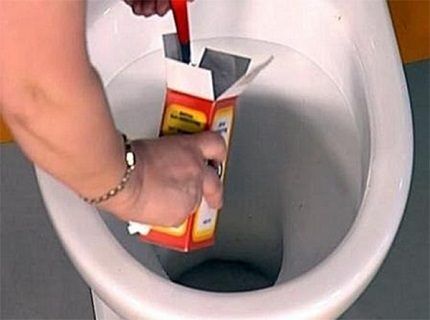 Cleaning the toilet with baking soda