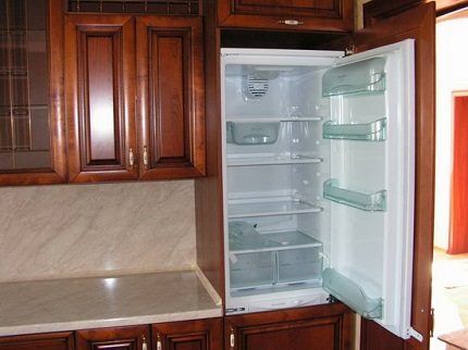 Installation of a built-in refrigerator