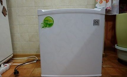 Small refrigerator FR-051AR