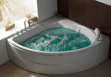 Self-cleaning jacuzzi