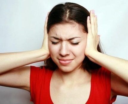 La fille se couvre les oreilles avec ses mains