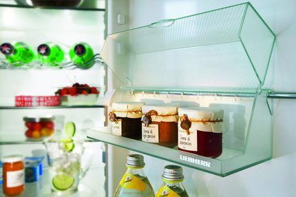 Double-chamber refrigerator with shelves