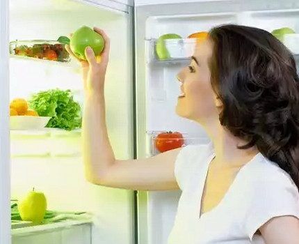 Refrigerator with air ionizer