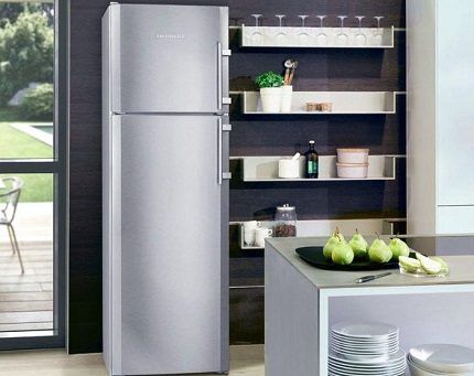 Refrigerator with top freezer