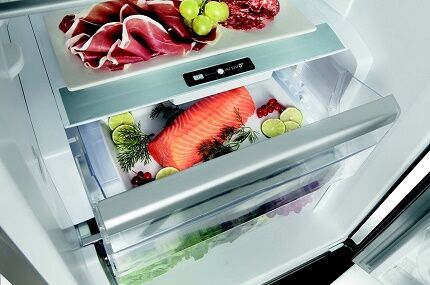 Insulated fresh food storage compartment