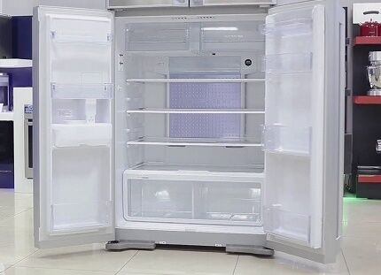 Refrigerator with top freezer