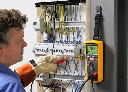 Monitoring insulation resistance with a megohmmeter in production 