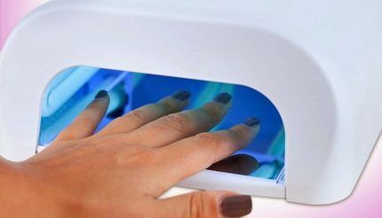 Lámpara UV para esmalte en gel.