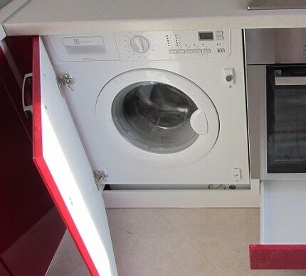 Built-in option for installing a compact washing machine 