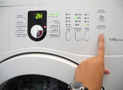 Bouton de démarrage du lavage dans l'appareil