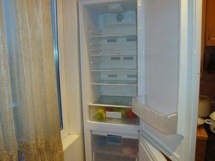 Overhanging refrigerator door