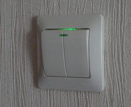 The absence of backlight indicates connection errors.